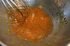 Für die Sauce Choron in die fertige Sauce Tomatenmark einrühren