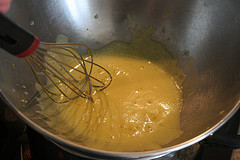 Eidotter, Zitronensaft, Wasser und Salz schaumig rühren