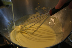 Die flüssige Butter in die Sauce Hollandaise einrühren