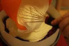 Die Puddingcreme auf dem Weichselpudding verteilen