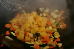 Nach dem Fleisch das Gemüse separt braten und die Ananas hinzufügen