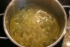 Das Gemüse mit Suppe aufgießen und 1 Stunden köcheln lassen