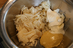 Sellerie, Mayonnaise, Sauerrahm und Essig vermischen