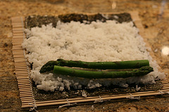 Den Spargel auf den Sushi-Reis legen und einrollen
