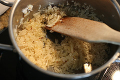 Reis und Zwiebel anschwitzen