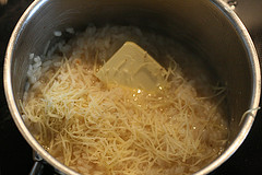 Das Spargelrisotto mit Parmesan und Butter verfeinern