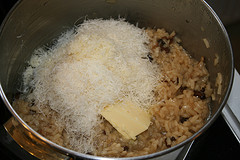 Steinpilzrisotto, kurz vor der Fertigstellung mit Butter und Parmesan