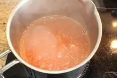 Ingwer und Tomatenmark im Öl braten.