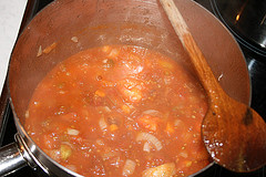 Tomate, Zwiebel und Karotten für die Tomatensuppe kochen