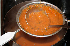 Die Suppe mit einem Mixstab pürieren.