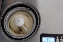 Das fast fertig gefrorene Vanilleeis in der Eismaschine