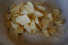 Aus Butter, Mehl, Zucker und geriebenen Mandeln einen Mürbteig kneten