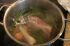 Das Kalbfleisch mit Gemüse, Kräutern und Gewürzen kochen