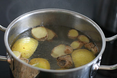 Ingwer und Zitrone 15 Minuten kochen