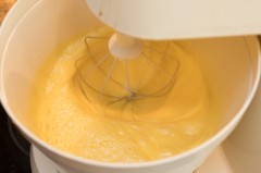 Die Eier im Mixer kurz ohne Zucker, dann mit 1/3 des Zuckers schaumig rühren.