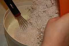 Die Eier im Mixer kurz ohne Zucker, dann mit 1/3 des Zuckers schaumig rühren.